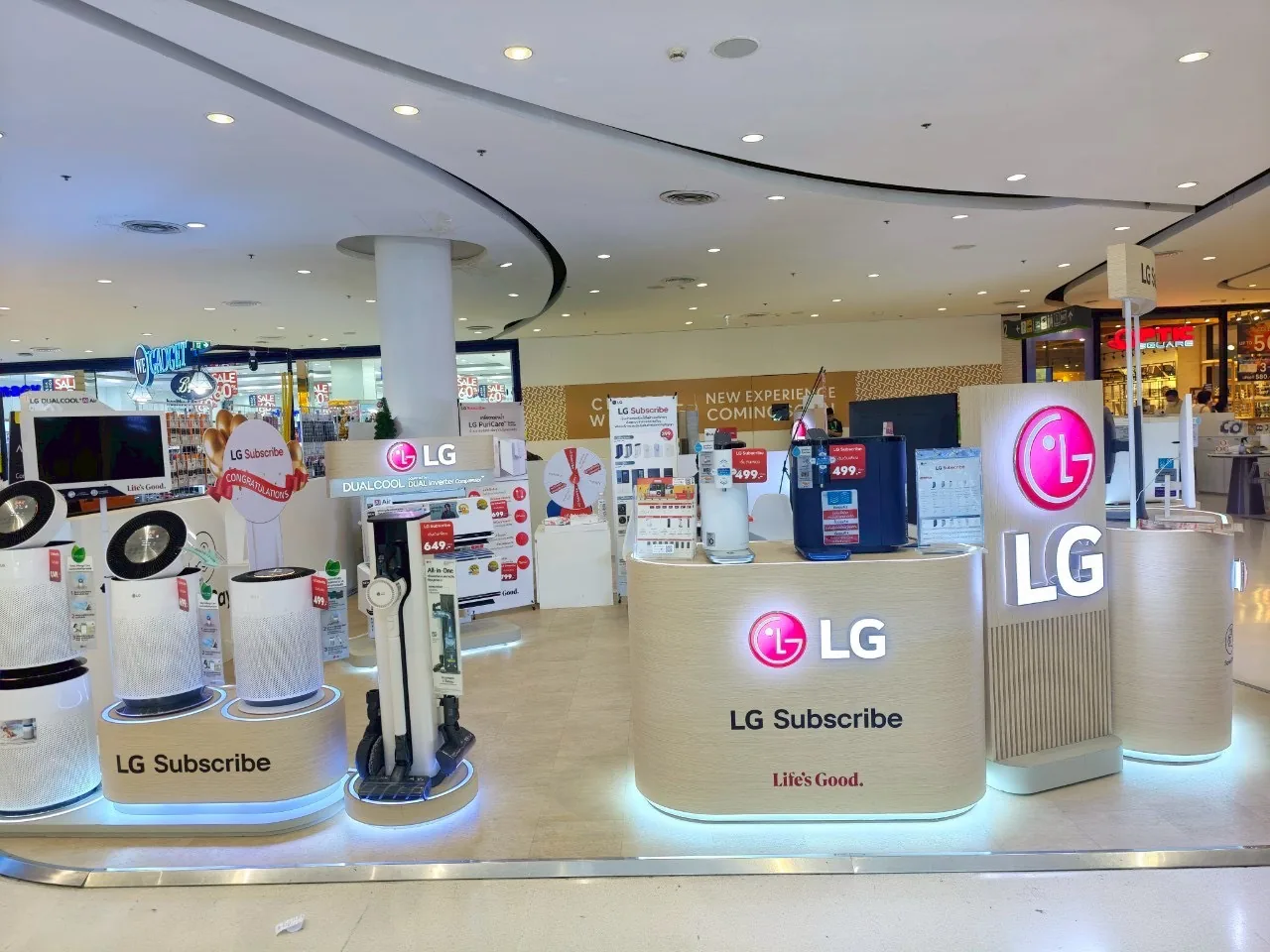 เคาน์เตอร์ LG Subscribe ในห้างสรรพสินค้า พร้อมเครื่องฟอกอากาศและเครื่องดูดฝุ่นจัดแสดง